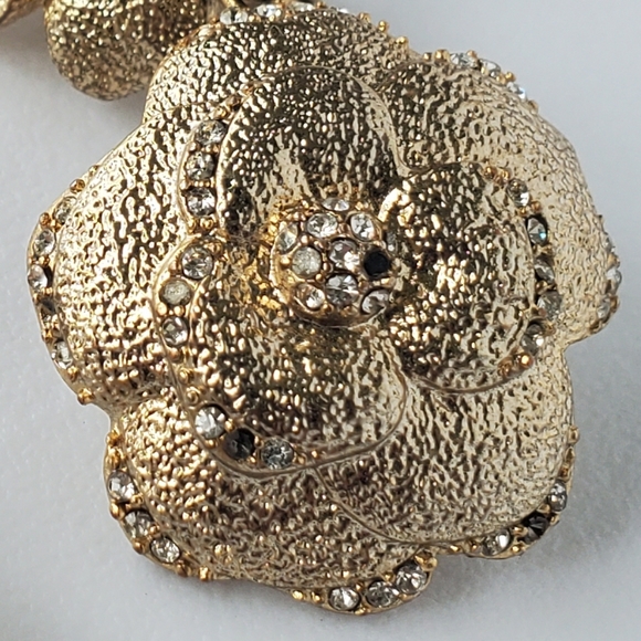 Clip-On Drop Earrings Flower Hammered Gold Tone and Rhinestones Vintage Look - Picture 4 of 4